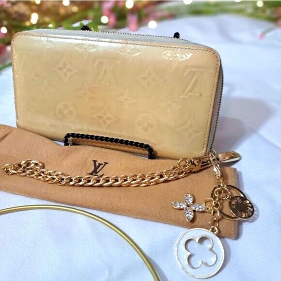 Authentic Louis Vuitton Vernis Sarah zipper wallet. Excellent condition. - Picture 2 of 14